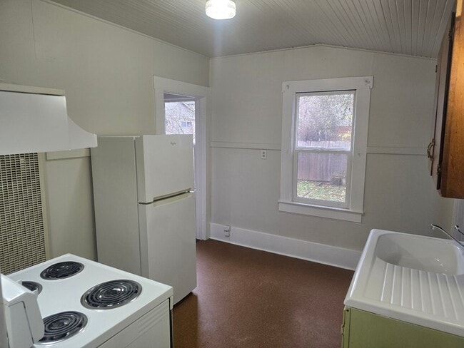 Building Photo - 2 Bedroom in Whiteaker Area