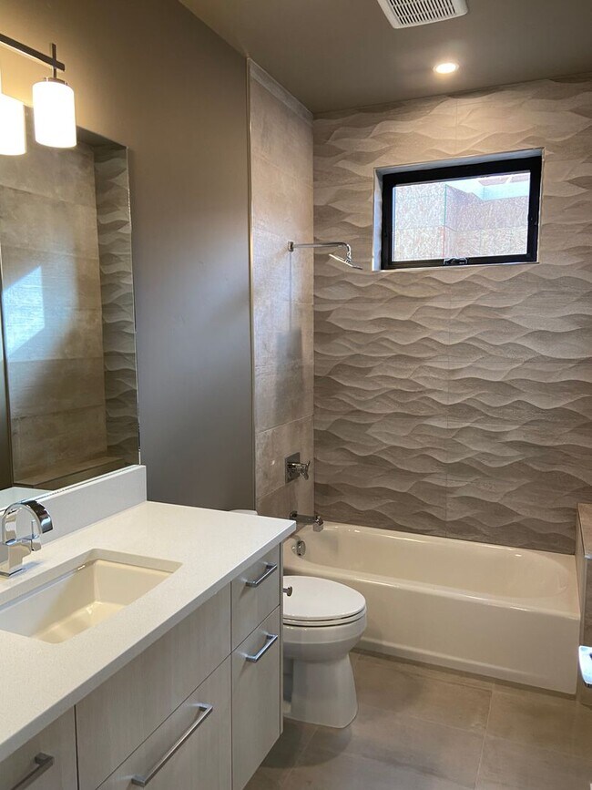 Building Photo - Newer, Modern Construction Home in Tetherow