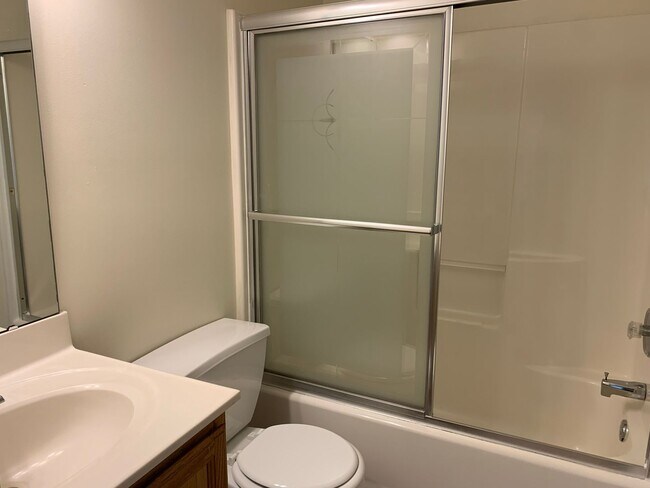 Building Photo - 3 BEDROOM SINGLE FAMILY HOME-2 1/2 bath~2 car garage~ fenced back yard~Gas fireplace