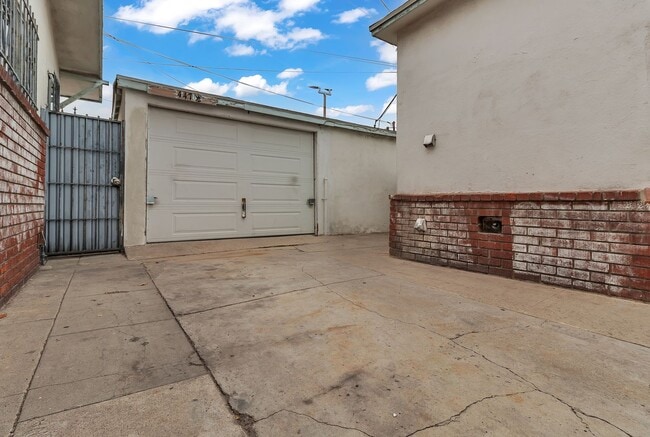 Building Photo - 447 E 101st St