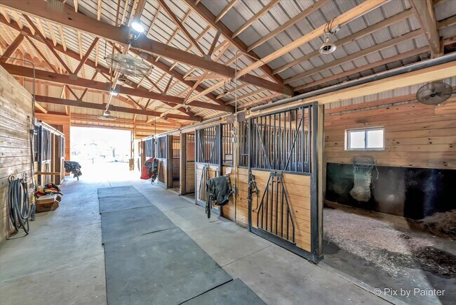 Building Photo - 708 S Rose Farm Rd