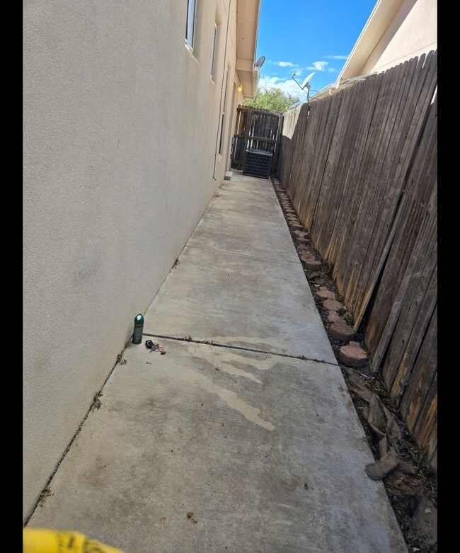 Building Photo - 3 bed 2 bath