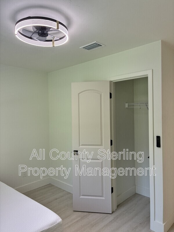 Building Photo - 10230 NE 72nd St