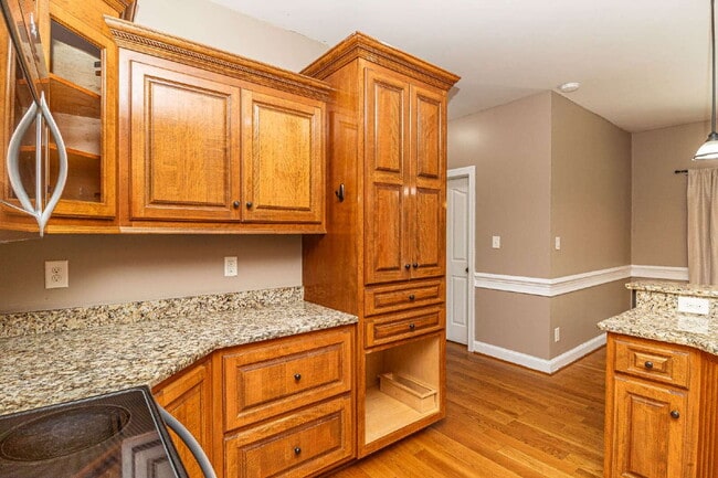 Building Photo - Spacious 2-Story in Pikeville! 3 BR | 2.5 BA w/ Bonus Room *Lawn Care / Trash Included*