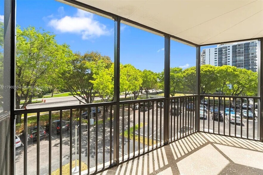 Building Photo - 3401 N Country Club Dr