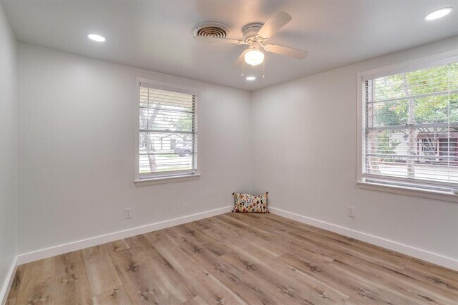 Building Photo - 1405 E Main St