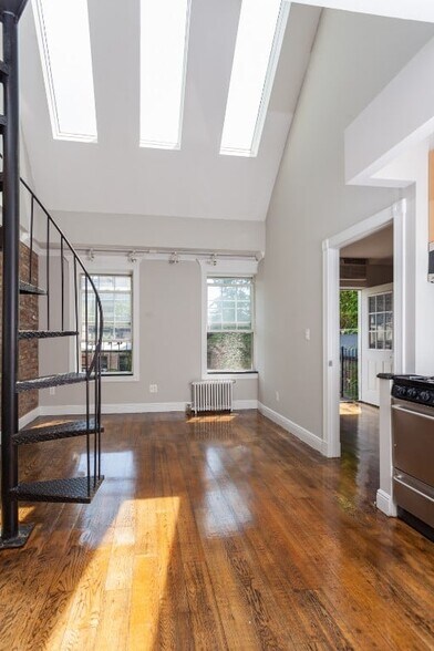 Building Photo - 350 W 21st St