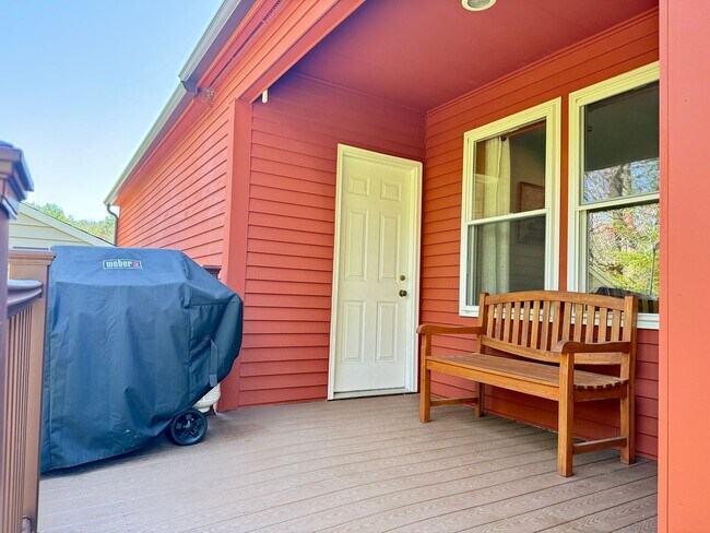 Building Photo - Meticulously Maintained 3BD/2.5BA Home in Quiet Westbrook Neighborhood!