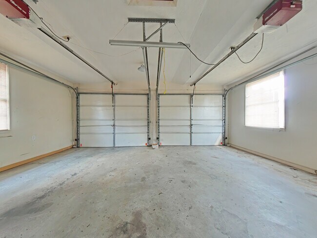 Building Photo - 239 Rainier Dr