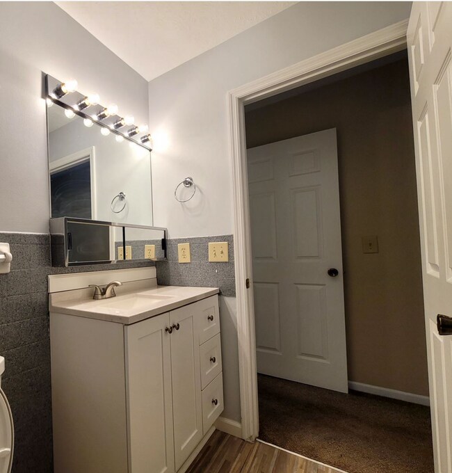 Building Photo - 2 bed 2.5 bath Townhouse condo in Butler Township