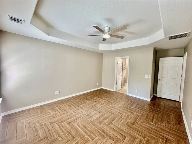 Building Photo - 6 Roessler Ln