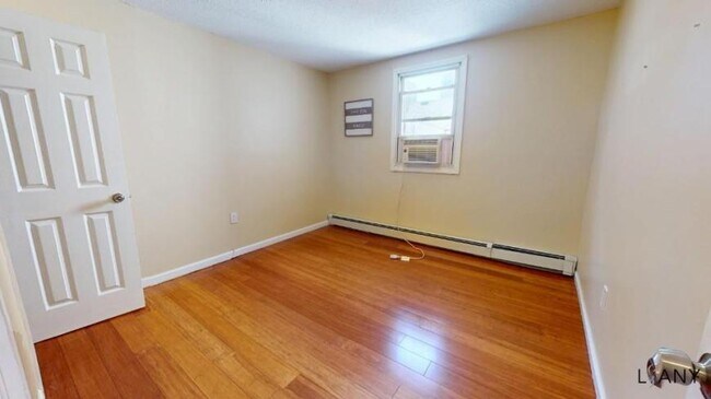Building Photo - 3 bedroom in BRONX NY 10457
