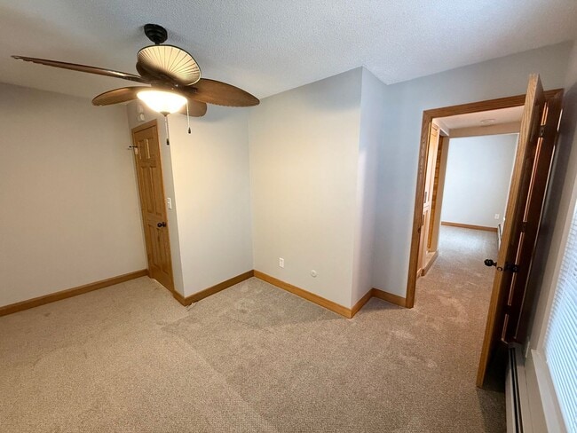 Building Photo - 916 1st St SE