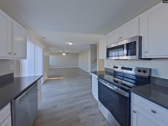 Building Photo - 411 Fox Trot Dr