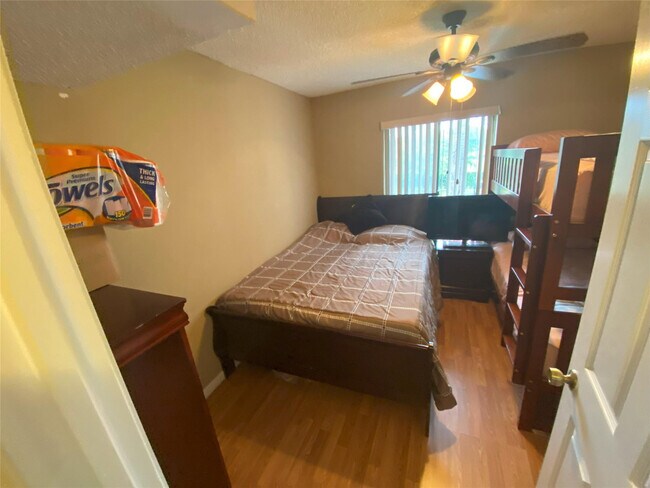 Building Photo - 821 Sky Pine Way