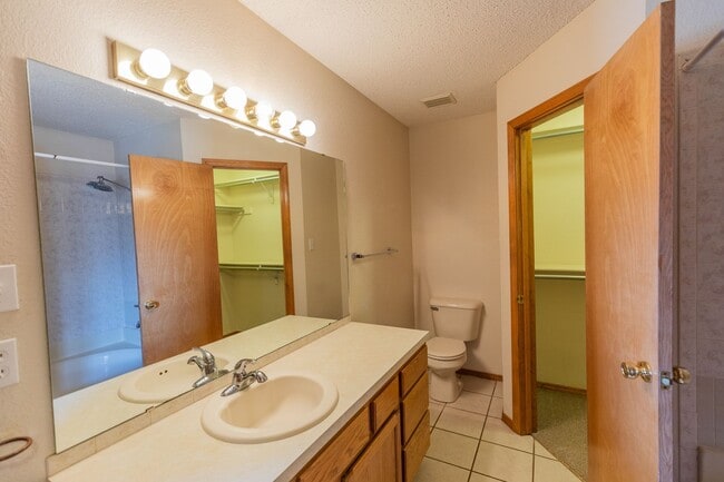 Building Photo - 3 Bedroom 2 Bath Home