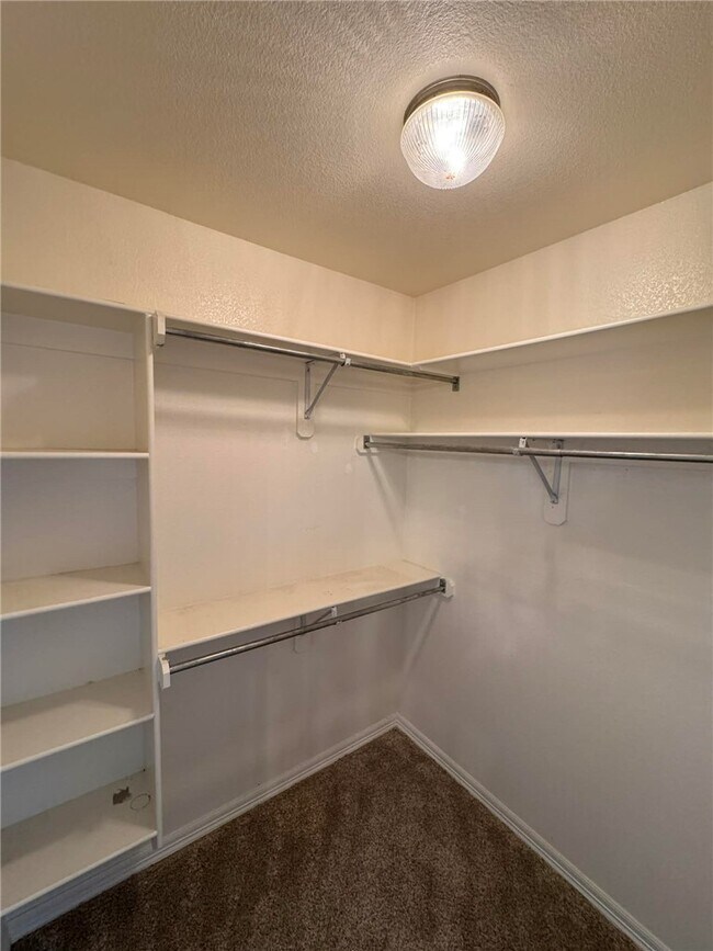 Building Photo - 1457 Prairie View Ave