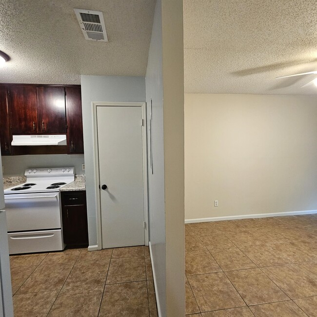 Building Photo - 3701 Donovan Dr