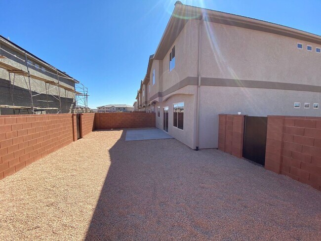 Building Photo - Newer- Red Mountain Vista Town Home
