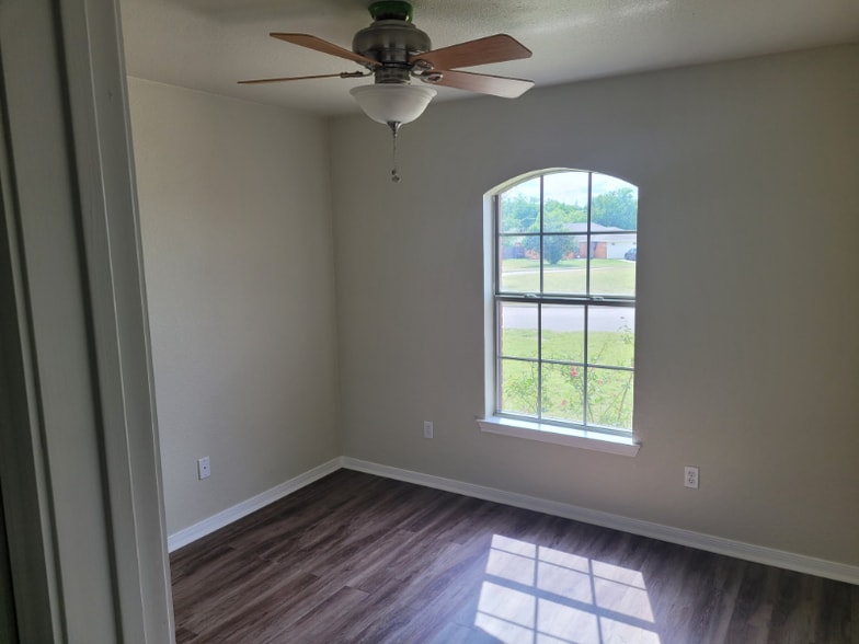 Building Photo - 711 Jorgette Dr