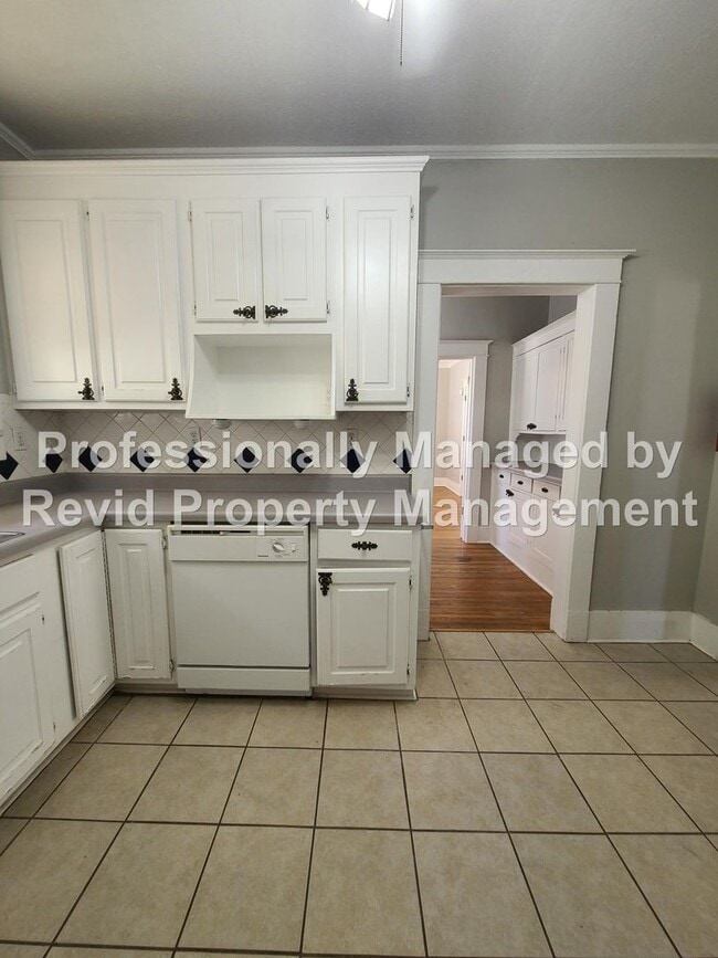 Building Photo - Large upstairs apartment in Midtown!