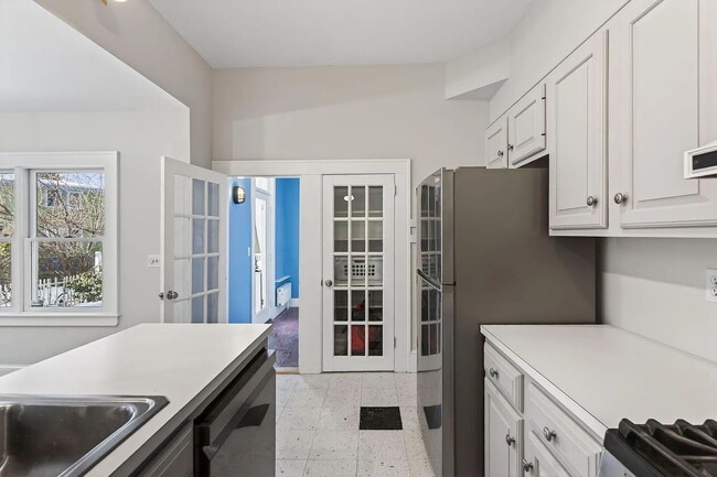 Building Photo - Beautiful First-Floor Condo in Portland’s West End