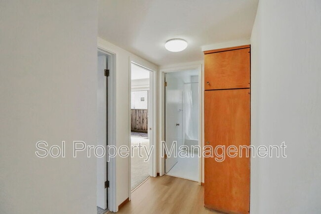Building Photo - 5 Treanor St