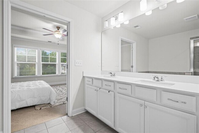 Building Photo - 2779 White Oak Ln