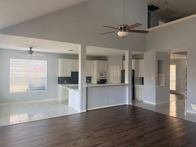 Building Photo - 4 Bedroom, 3 Car Garage Single Family Home in League City