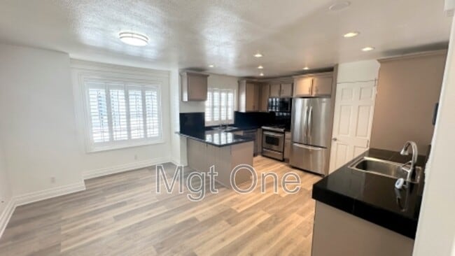 Building Photo - 819 W 15th St