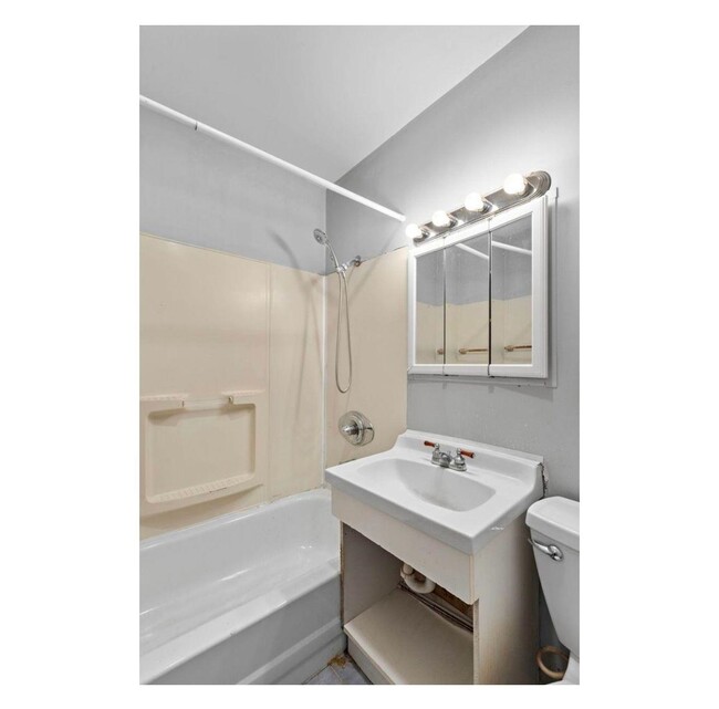 Building Photo - 159 W 57th St