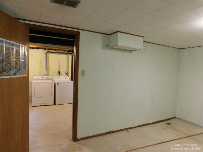 Building Photo - 3385 Burbank Dr