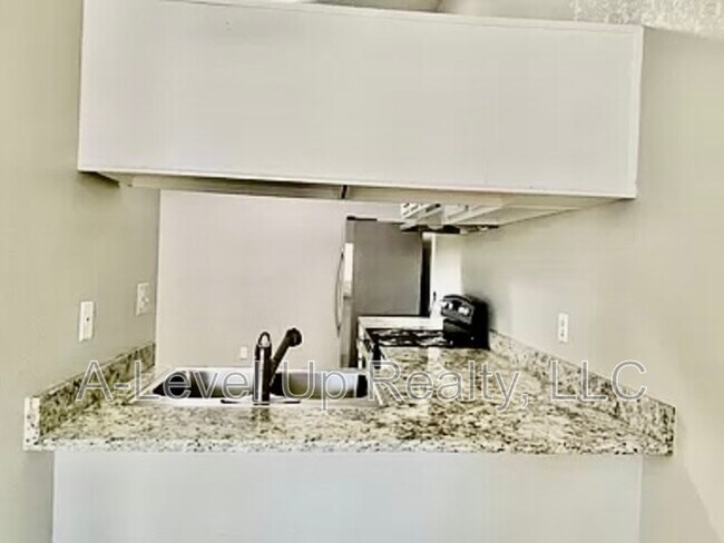 Building Photo - 401 E Thoroughbred St