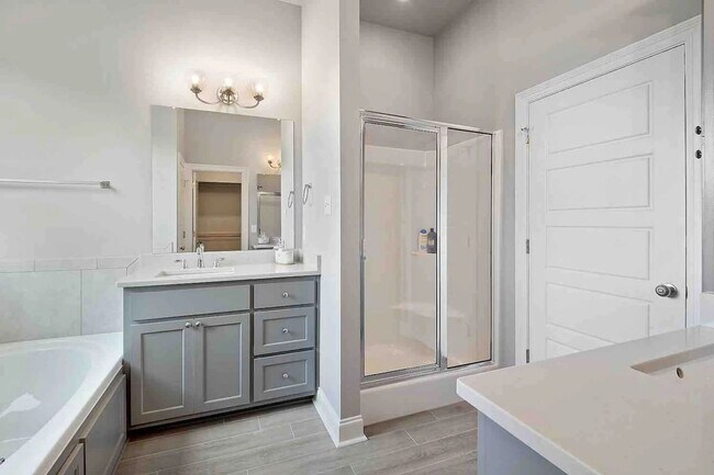 Building Photo - 3 Bedroom Furnished Rental Near LSU|All utilities included|Short Term & Long Term Options Available