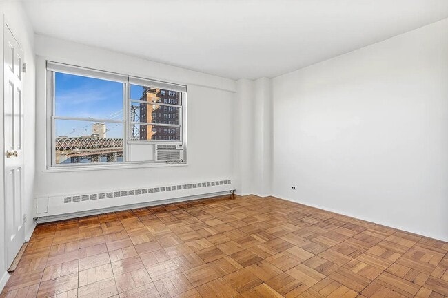 Building Photo - 570 Grand St