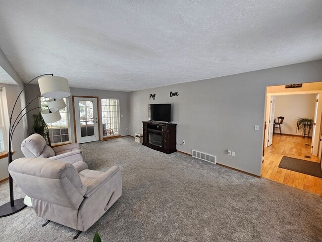 Building Photo - Beautiful Home in the Valley