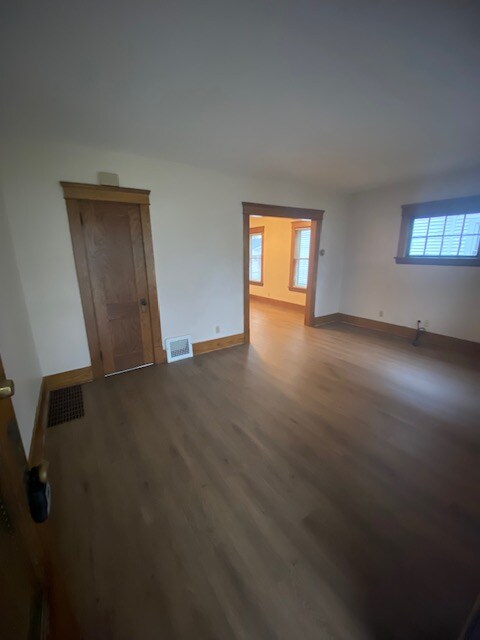 Building Photo - 1320 W 7th St