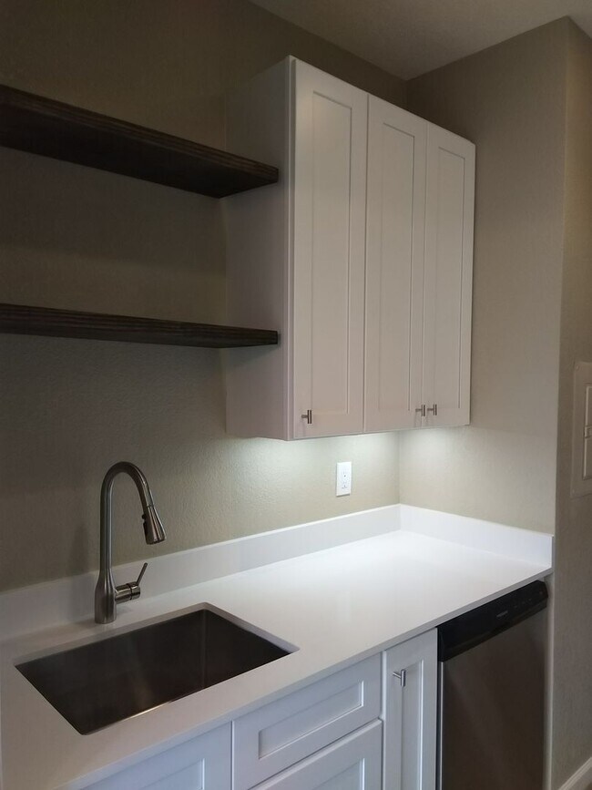 Building Photo - Must see! 1 Bed 1 Bath Condo in Lakewood Village!
