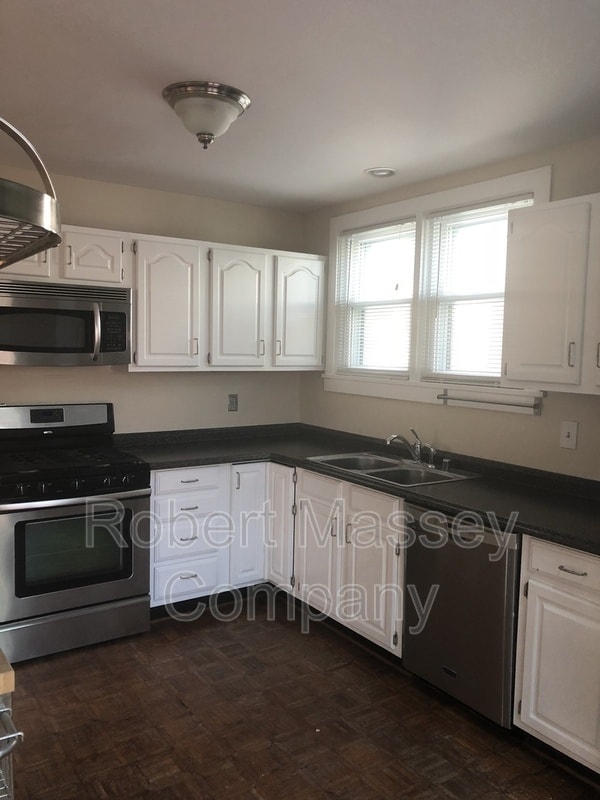 Building Photo - 841 Melford Ave