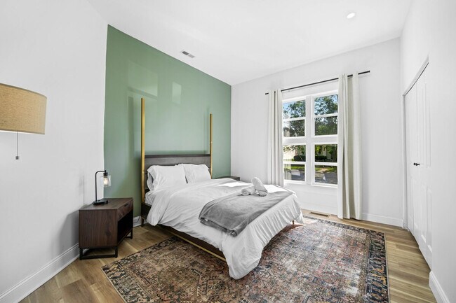 Building Photo - 906 Villa Ave