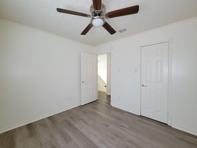 Building Photo - 2118 Creekshire Dr