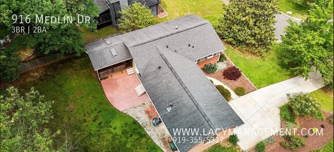 Building Photo - 916 Medlin Dr
