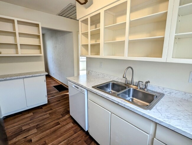 Building Photo - Adorable Belmont Home with Basement - AVAILABLE NOW!