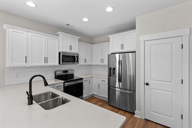 Building Photo - Townhome in Hampstead!
