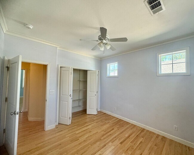 Building Photo - Charming 3-Bedroom, 2-Bath Home in a Pictu...