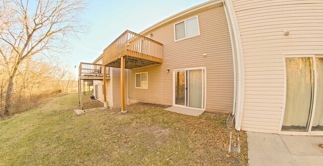 Building Photo - Backyard Deck + Attached Garage + Pet Friendly + Washer and Dryer Included! Available January Now!