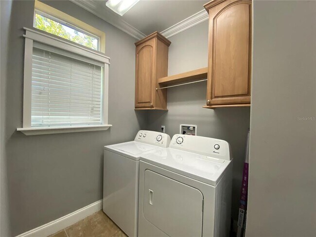 Building Photo - 653 Symonds Ave