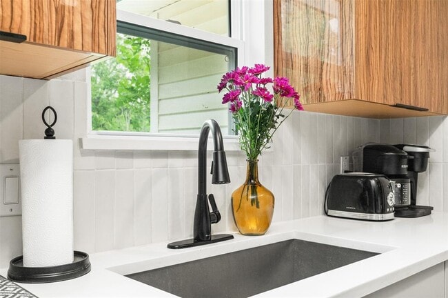 Building Photo - 11807 Oakwood Dr