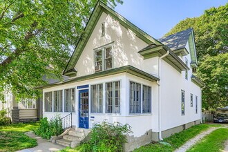 Building Photo - "Charming 2-Bed Duplex Retreat in NE Minneapolis - 1084 Sq Ft of Cozy Comfort!"