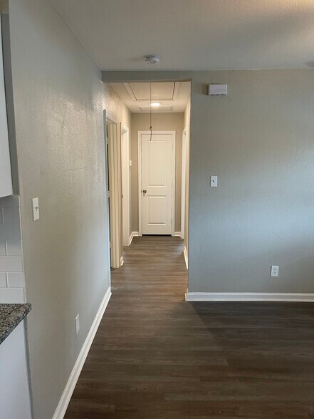 Building Photo - 9505 Sierra Dr